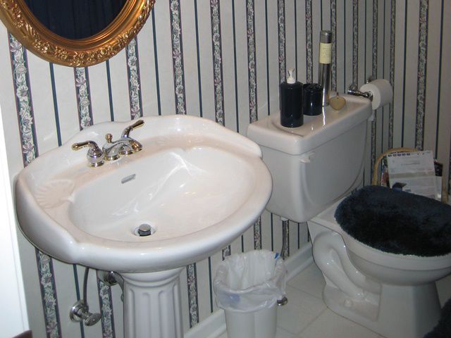 自分でできるものもある　トイレの水漏れ修理